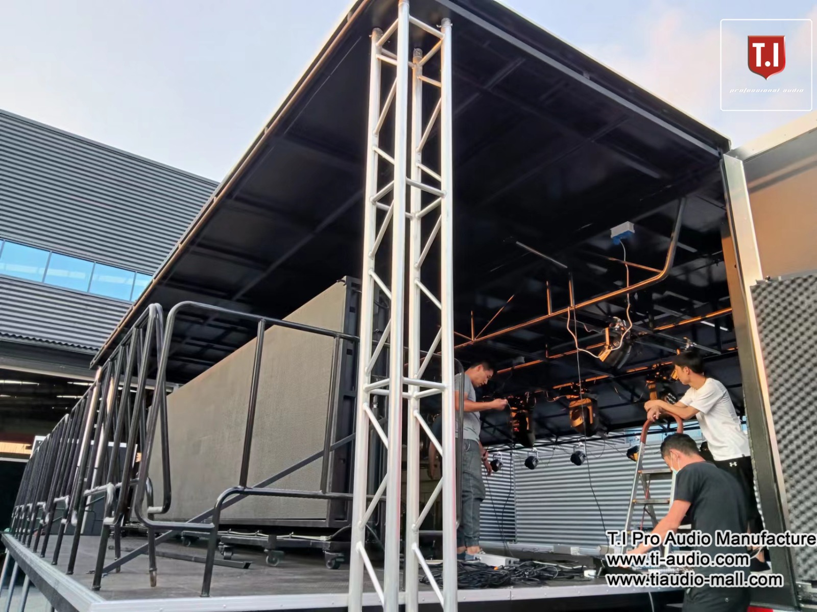 Stage Truck By T.I International Install.
Full Truck with sound,lighting,truss and led fully stage truck solution.