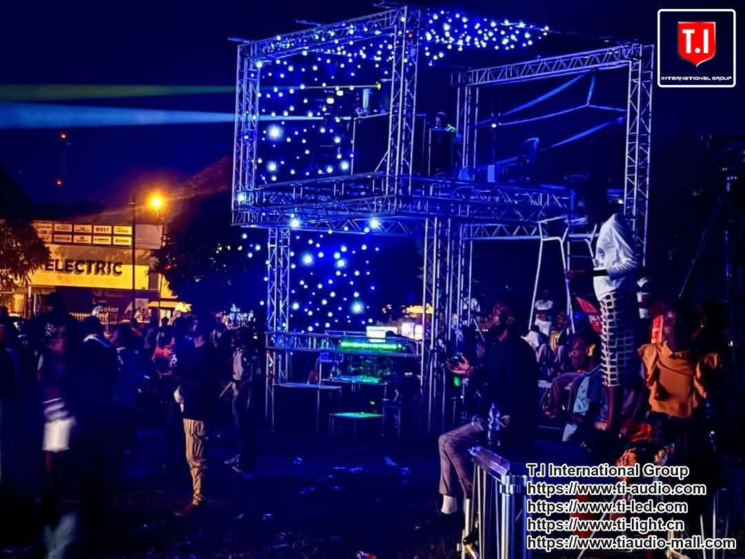 Complete two containers of T.I sound system,lighting,stage truss and led in Congo Shows, in the city of Lubumbashi.