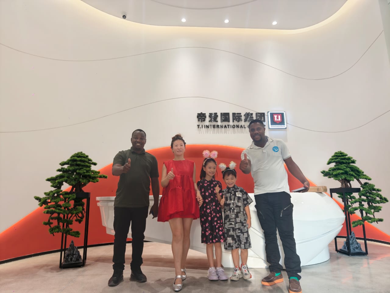Welcome Uganda clients visiting T.I International Group new company and place order immediately.🥳🥳