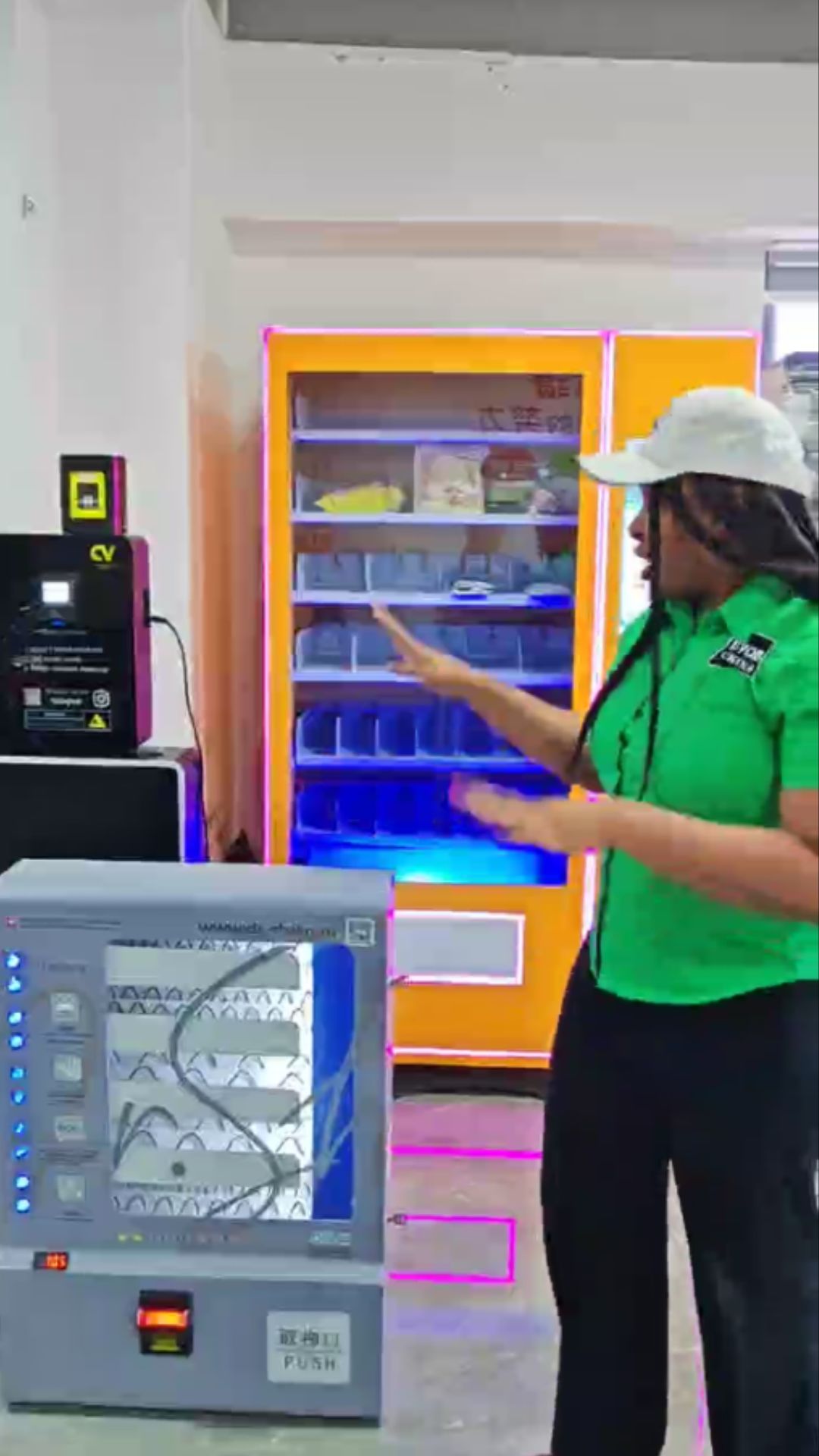 MAKMIK wall-mounted button-type vending machine for small retail spaces, ideal for offices, shops, and convenience stores.