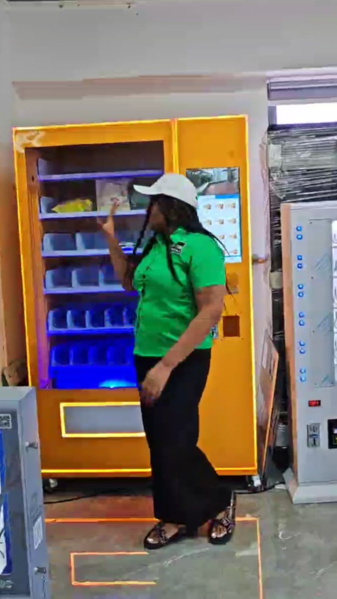 MAKMIK large vending machine with integrated screen system, suitable for malls, hotels, and high-traffic public areas.