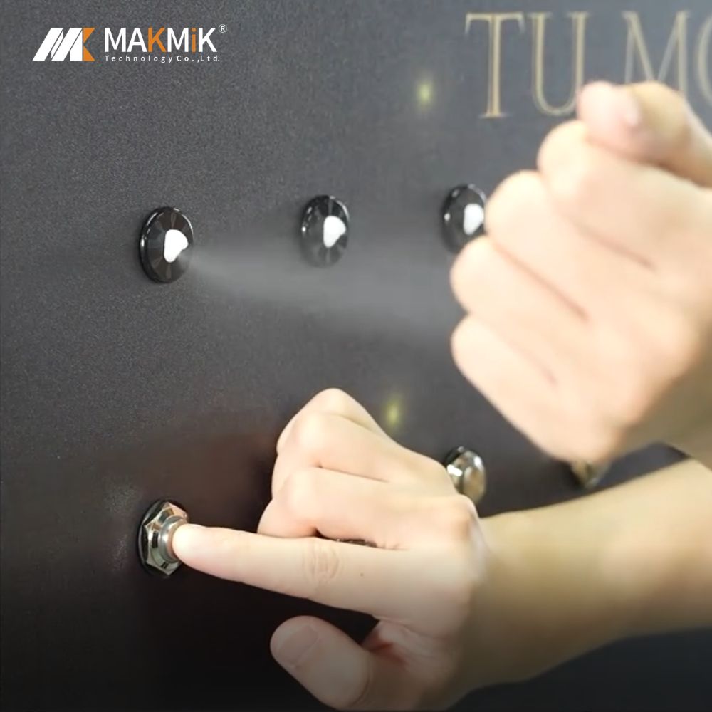 The performance of the spray fragrance from MAKMIK perfume spray and sample vending machines.. Mist sprays on a wrist.