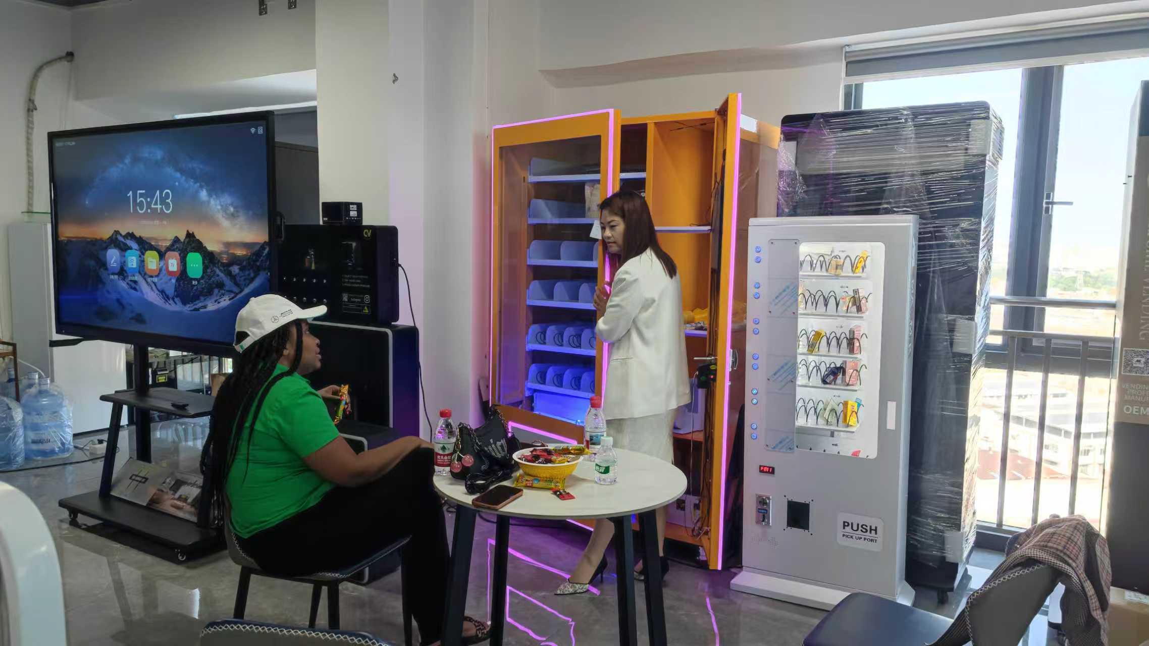 MAKMIK sales representatives exchange machine sales experiences with customers.
