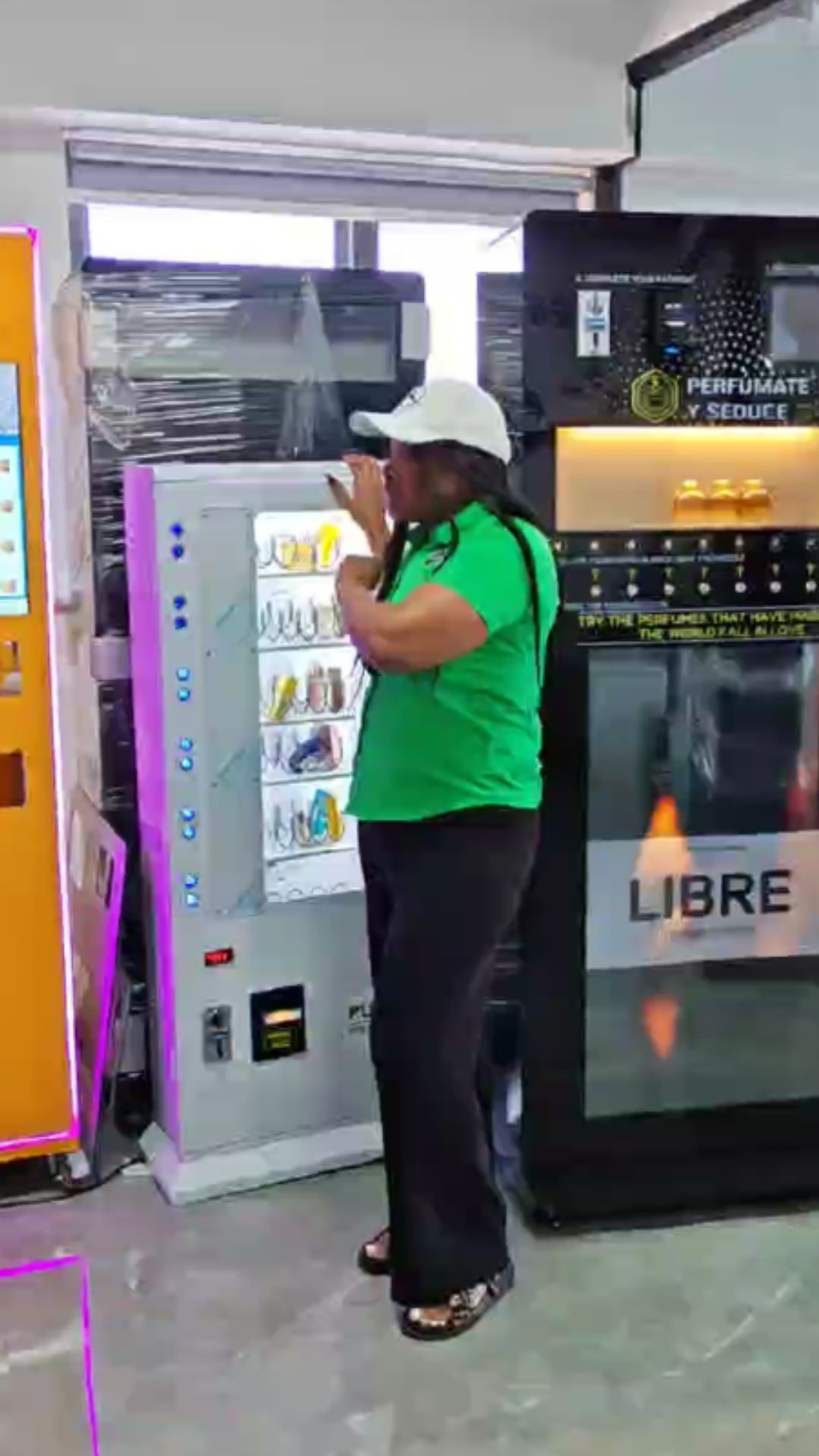 MAKMIK upright compact vending machine, designed for small spaces and versatile retail environments.