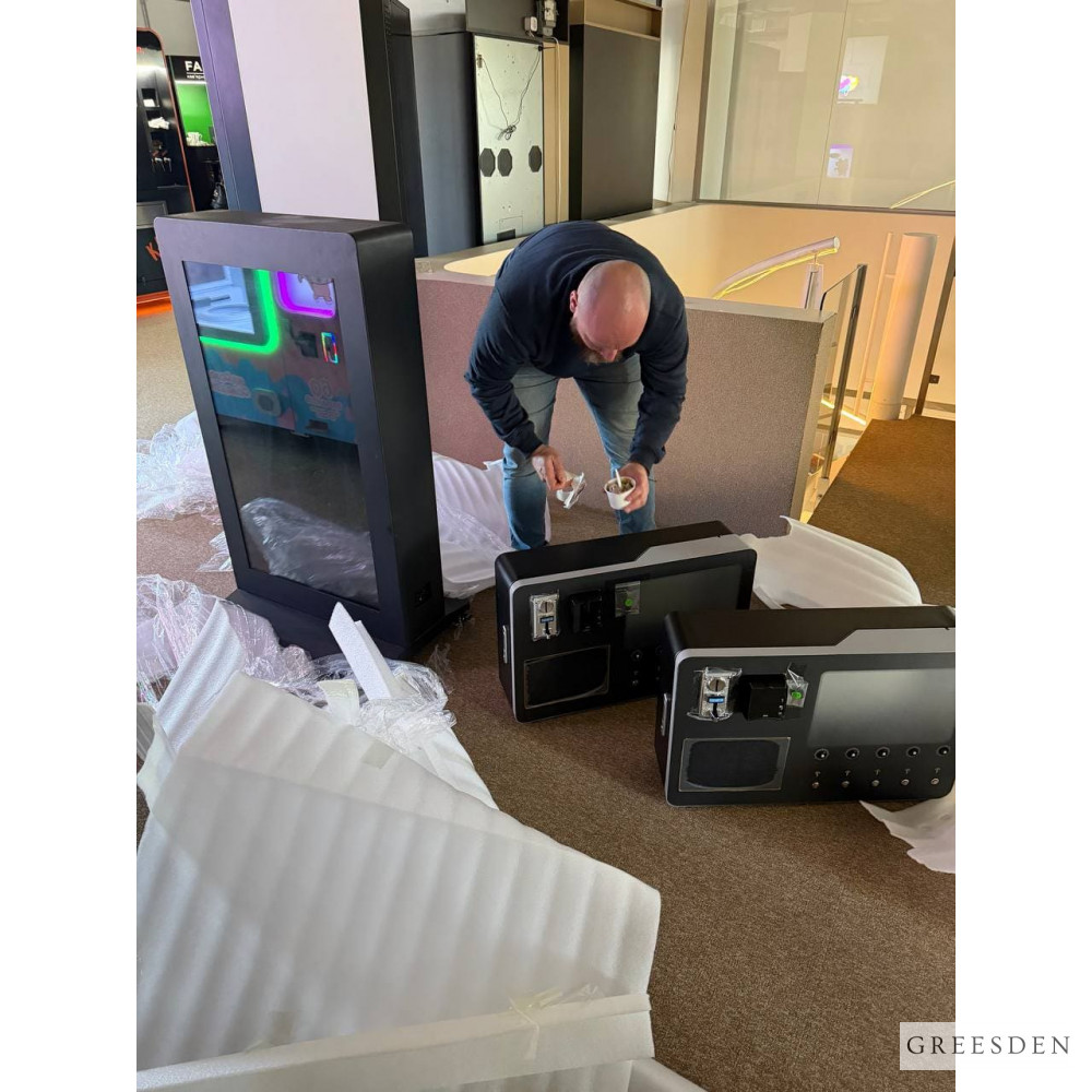 Unpacking the Ukrainian Greesden MAKMIK Perfume Vending Machine MK-PM-T001 in an office. Unpacking the Ukrainian Greesden MAKMIK Perfume Vending Machine MK-PM-T001 in an office.