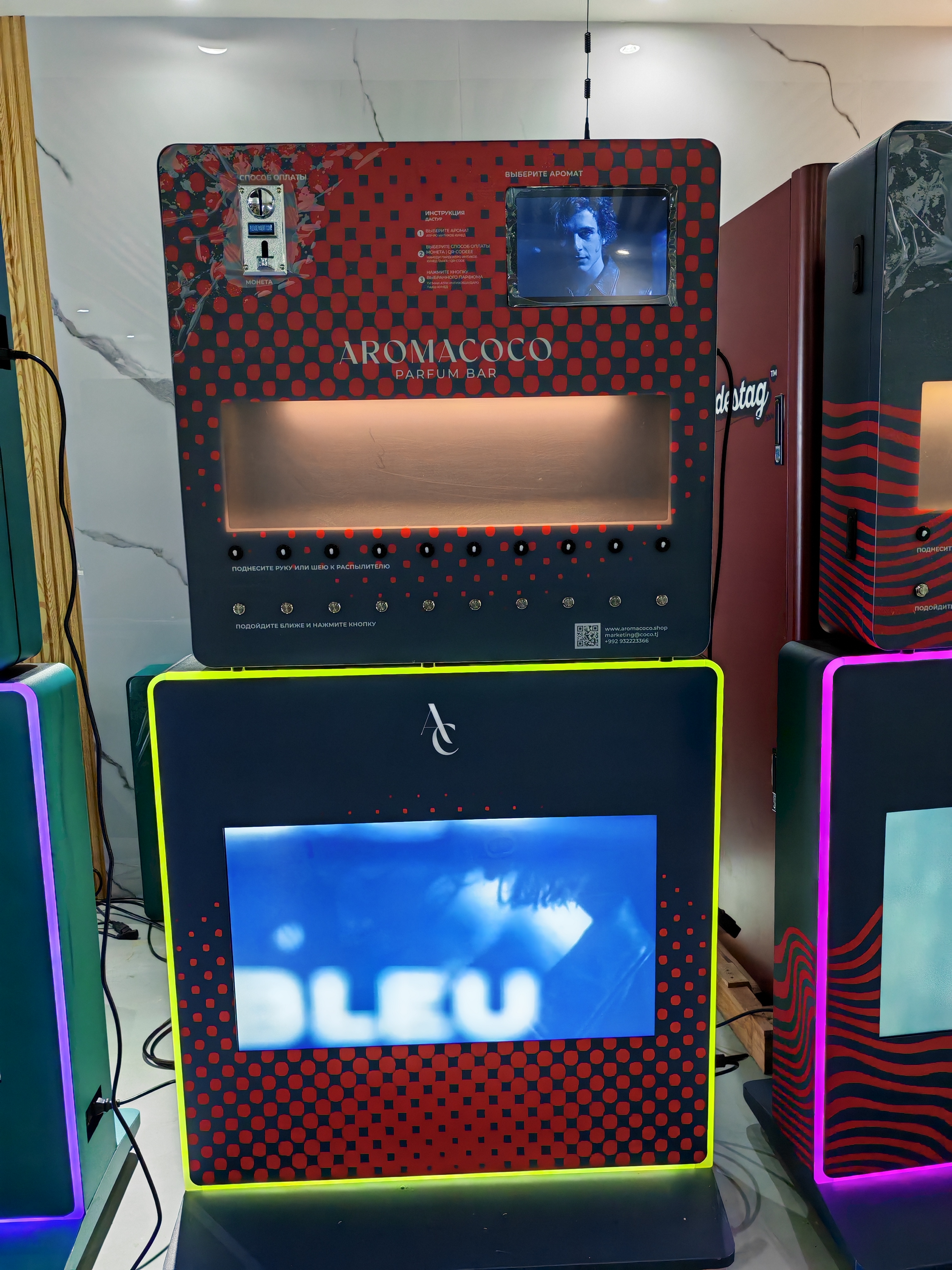MAKMIK, a Chinese brand, offers a small 10-nozzle perfume spray vending machine and an advertising machine with light strips, model MK-PM-bs003