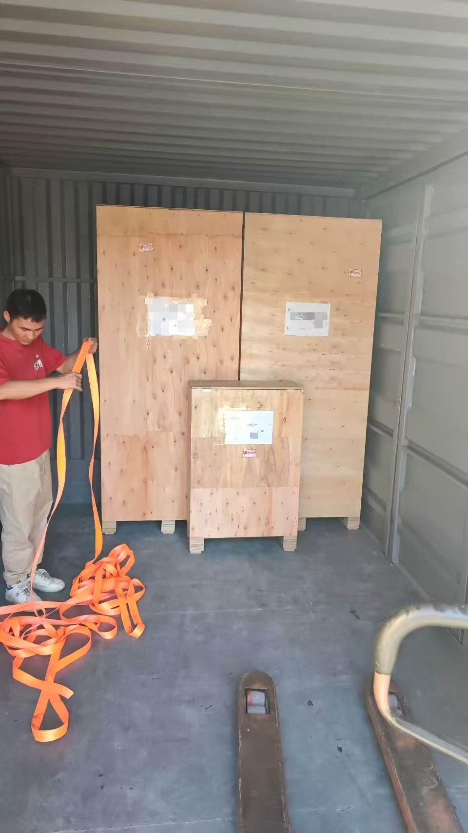 MAKMIK perfume vending machines are being loaded into containers for full container shipping by sea.
