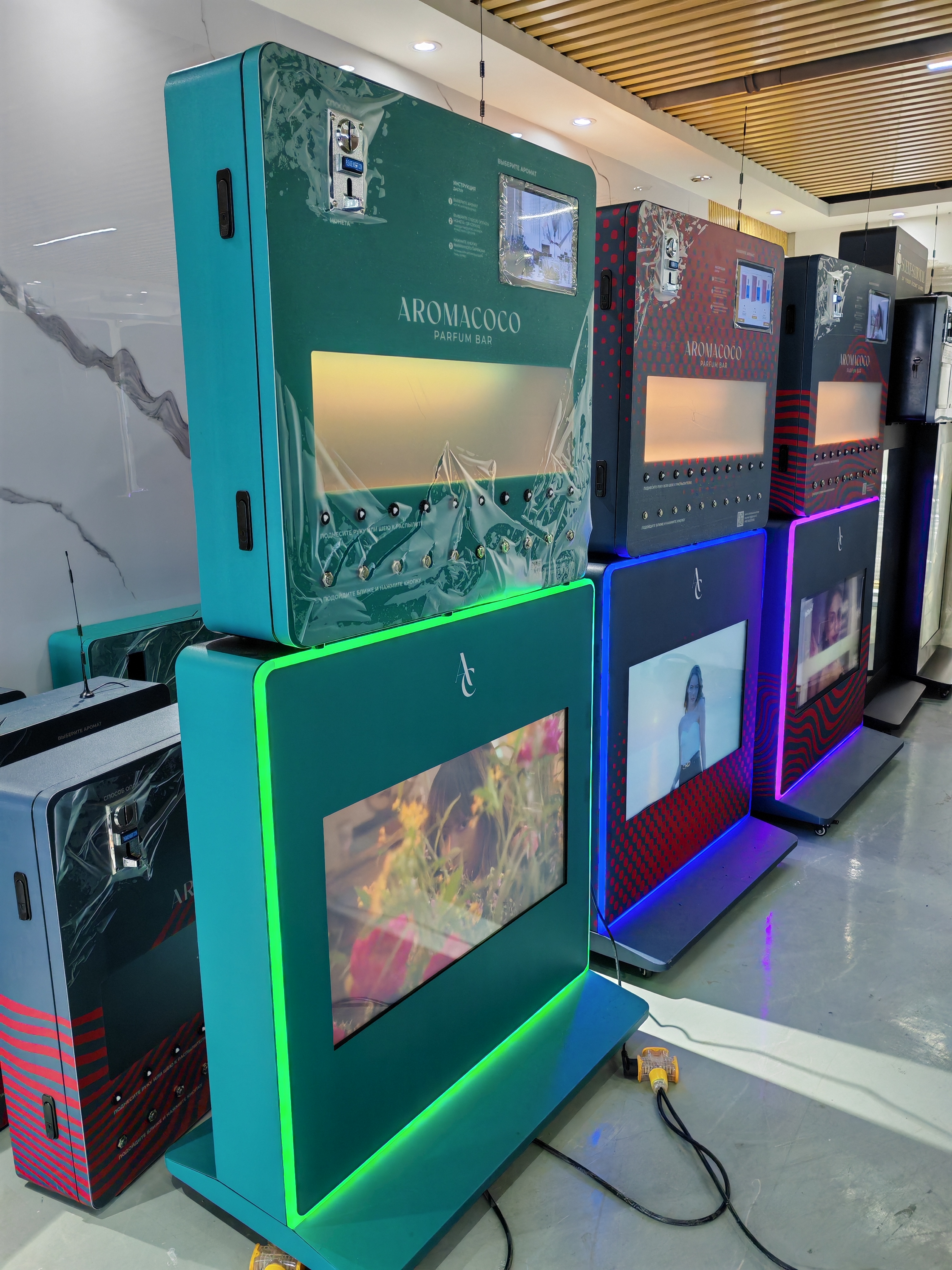 The Chinese brand MAKMIK exported perfume spray vending machines (MK-PM-bs003) to Tajikistan.