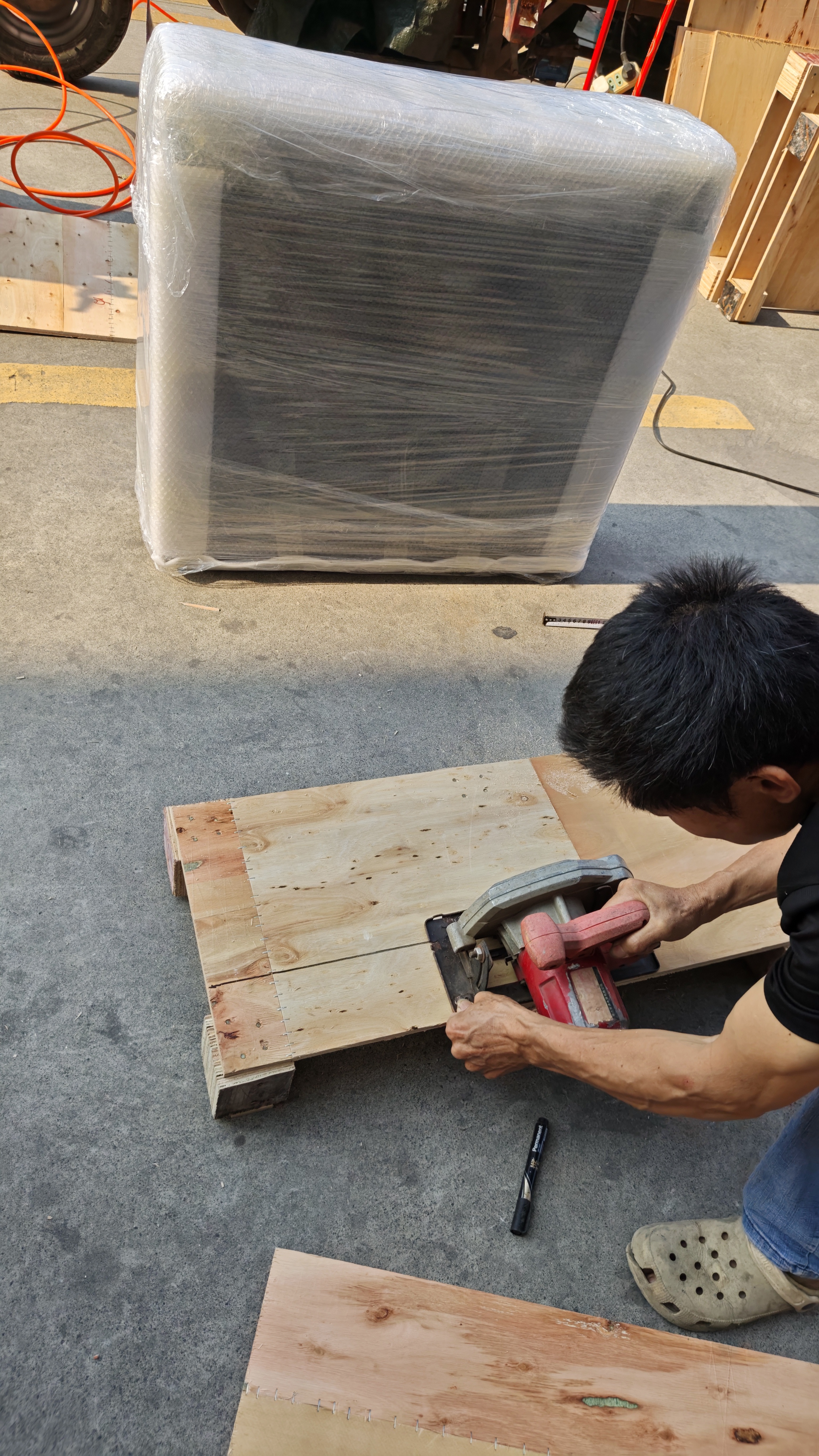 The most suitable size and compliant materials for protective wooden crates used in MAKMIK perfume vending machines.