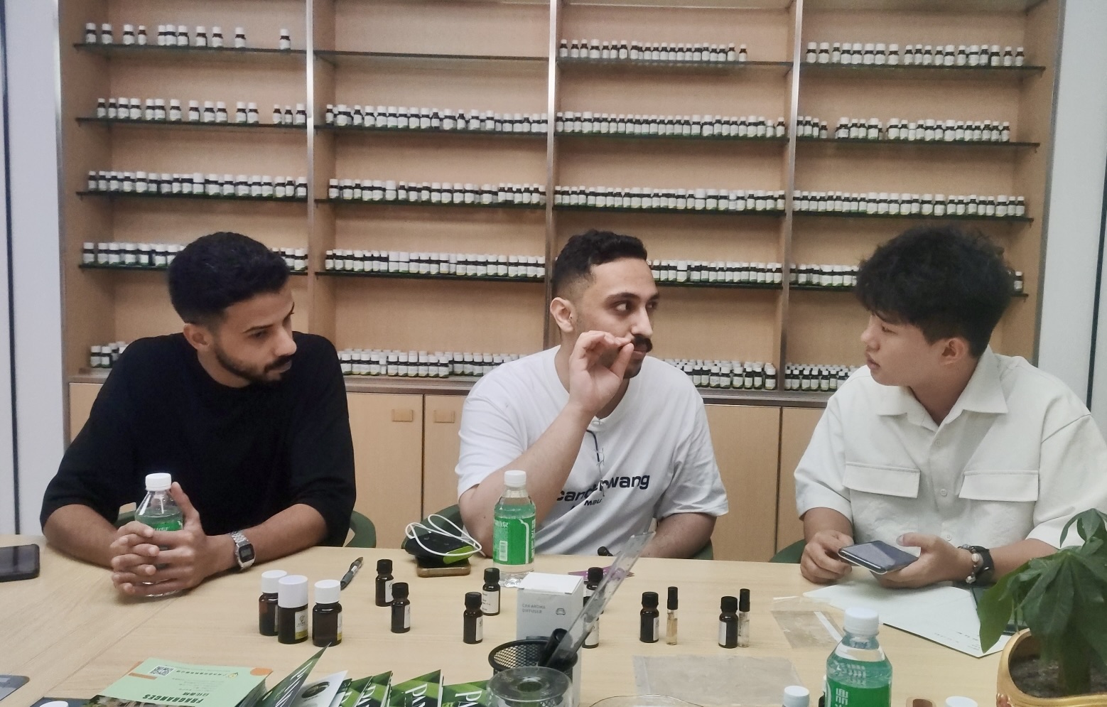 leuxscent-bulk-perfume-oils-oem-discussion-with-client