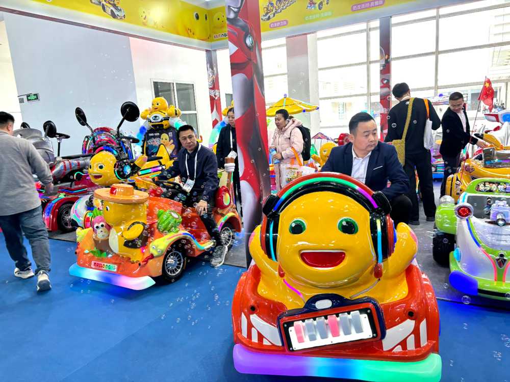 Adult customer test-driving the bubble-blowing Nalong IP series kiddie ride