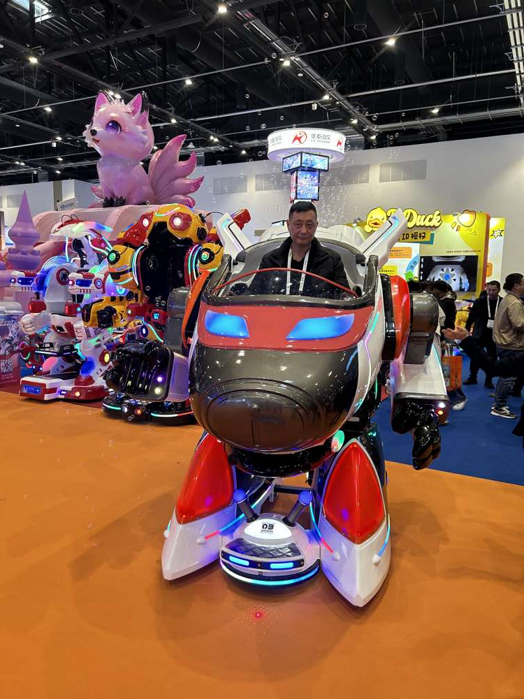 Exhibition Aviark Warrior Robot ride for man