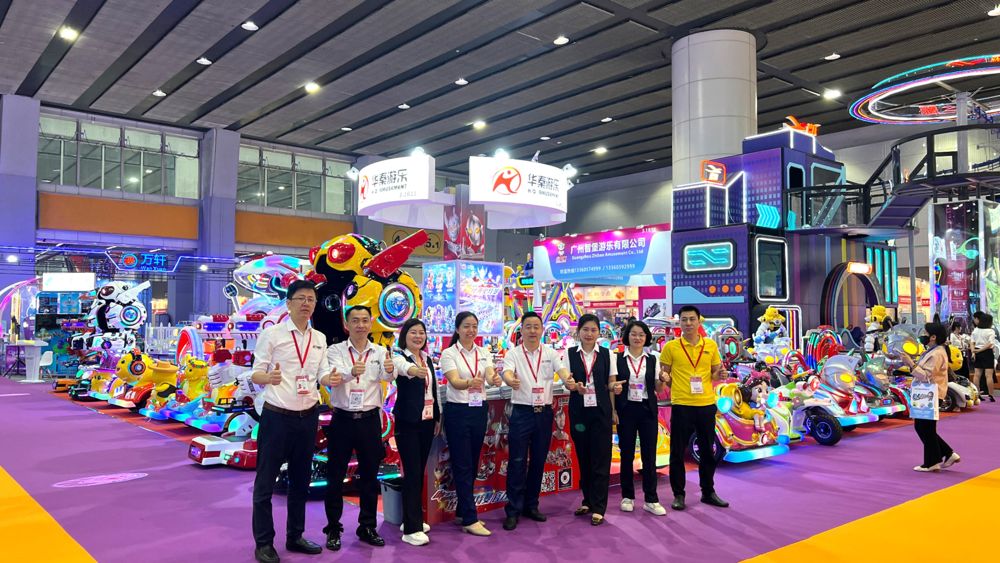Huaqin Amusement Factory 2025 Guangzhou GTI Expo staff group photo