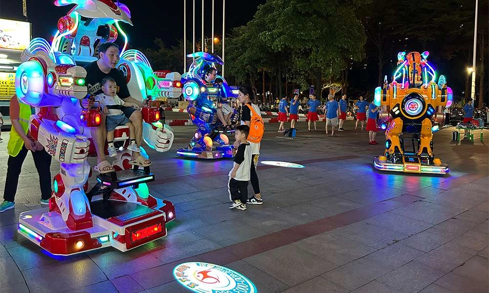 Parents-and-children-ride-the-walking-robot-together - H.Q.Amusement Parents and children ride the walking robot together - H.Q.Amusement