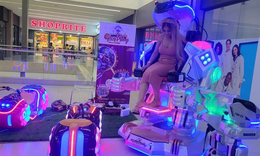 shopping mall sexy woman experiences ride on walking robot - H.Q.Amusement