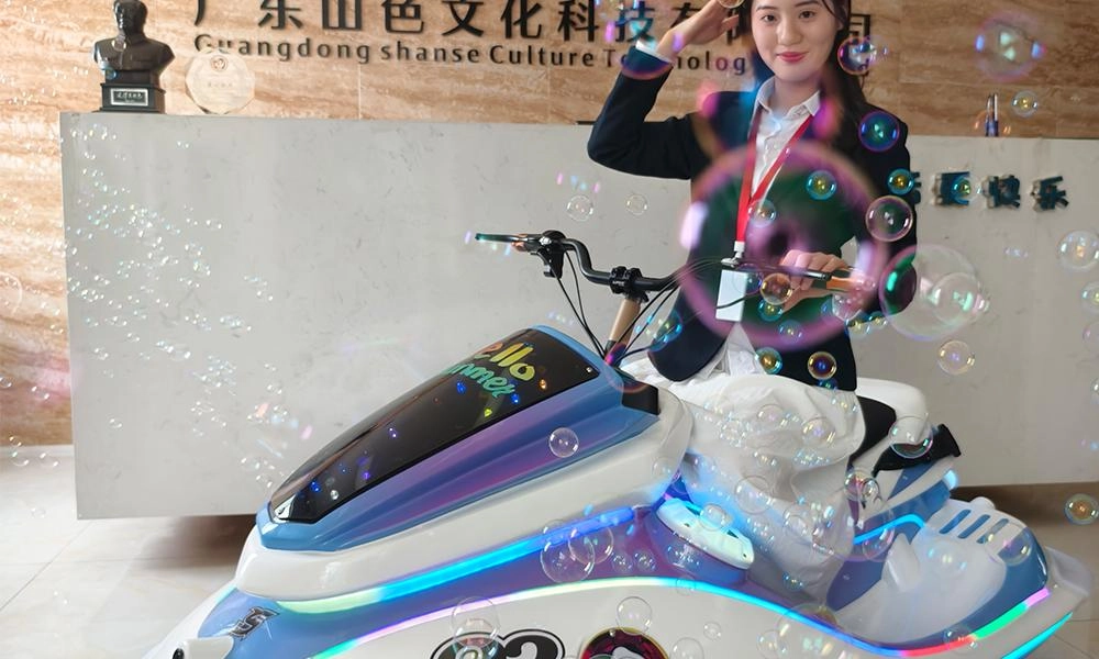 Smiling-woman-enjoying-motorboat-kiddie-ride-with-bubbles - H.Q.Amusement Smiling woman enjoying motorboat kiddie ride with bubbles - H.Q.Amusement