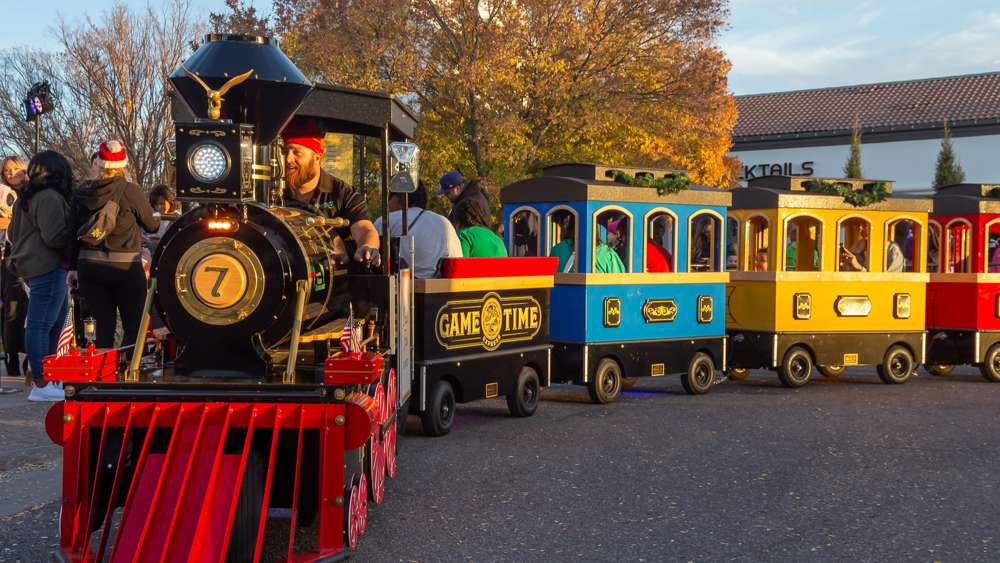 street trackless train