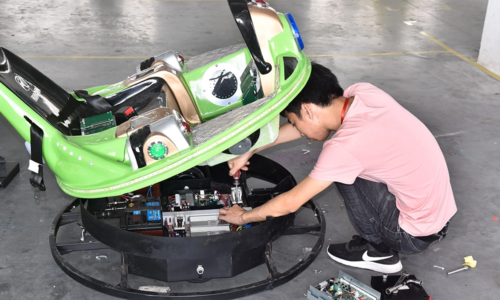 Workers-are-assembling-the-bumper-cars-(1) - H.Q.Amusement Workers are assembling the bumper cars (1) - H.Q.Amusement
