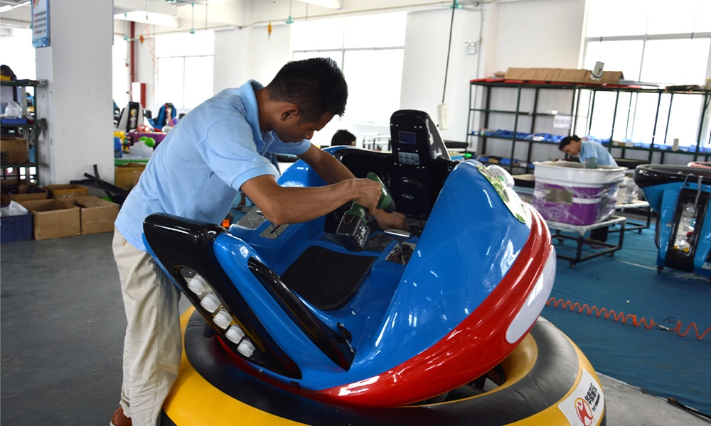 Workers-are-assembling-the-bumper-cars-(2) - H.Q.Amusement Workers are assembling the bumper cars (2) - H.Q.Amusement