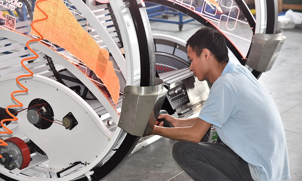 Workers-are-assembling-the-bumper-cars-(3) - H.Q.Amusement Workers are assembling the bumper cars (3) - H.Q.Amusement