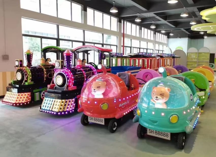 قطار SUNHONG الملون ذو الطابع الدببي، وهو قطار مخصص بدون قضبان مصمم خصيصًا لمراكز التسوق، والمدن الترفيهية الداخلية، ومراكز الترفيه العائلي - SUNHONG