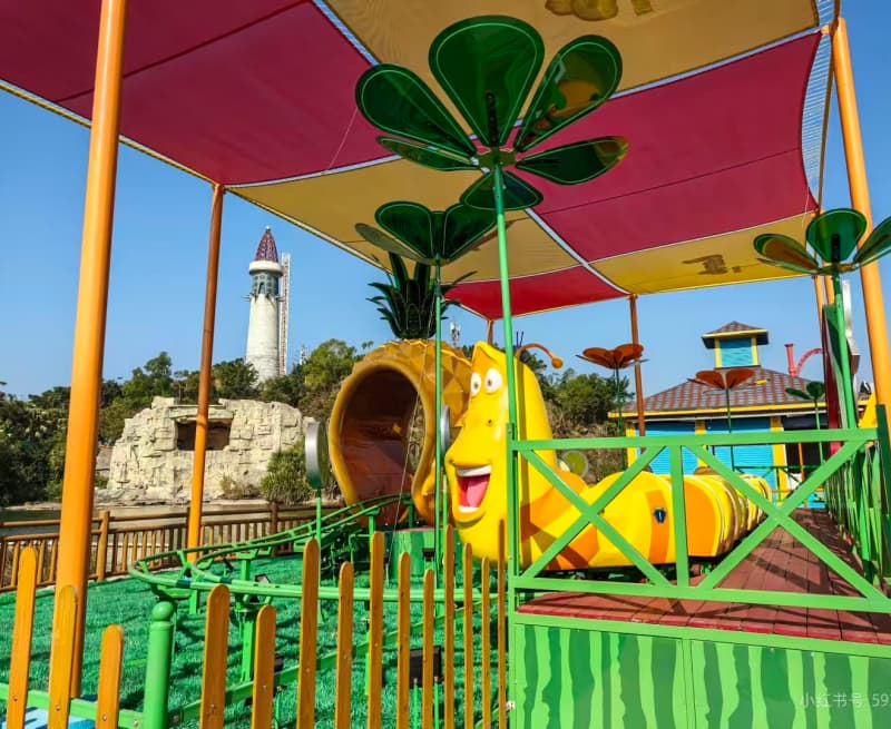 Montagnes russes chenille jaunes au parc d'attractions Larva de Zhuhai. Mini montagnes russes à vendre, conçues pour des attractions familiales colorées en plein air. - SUNHONG