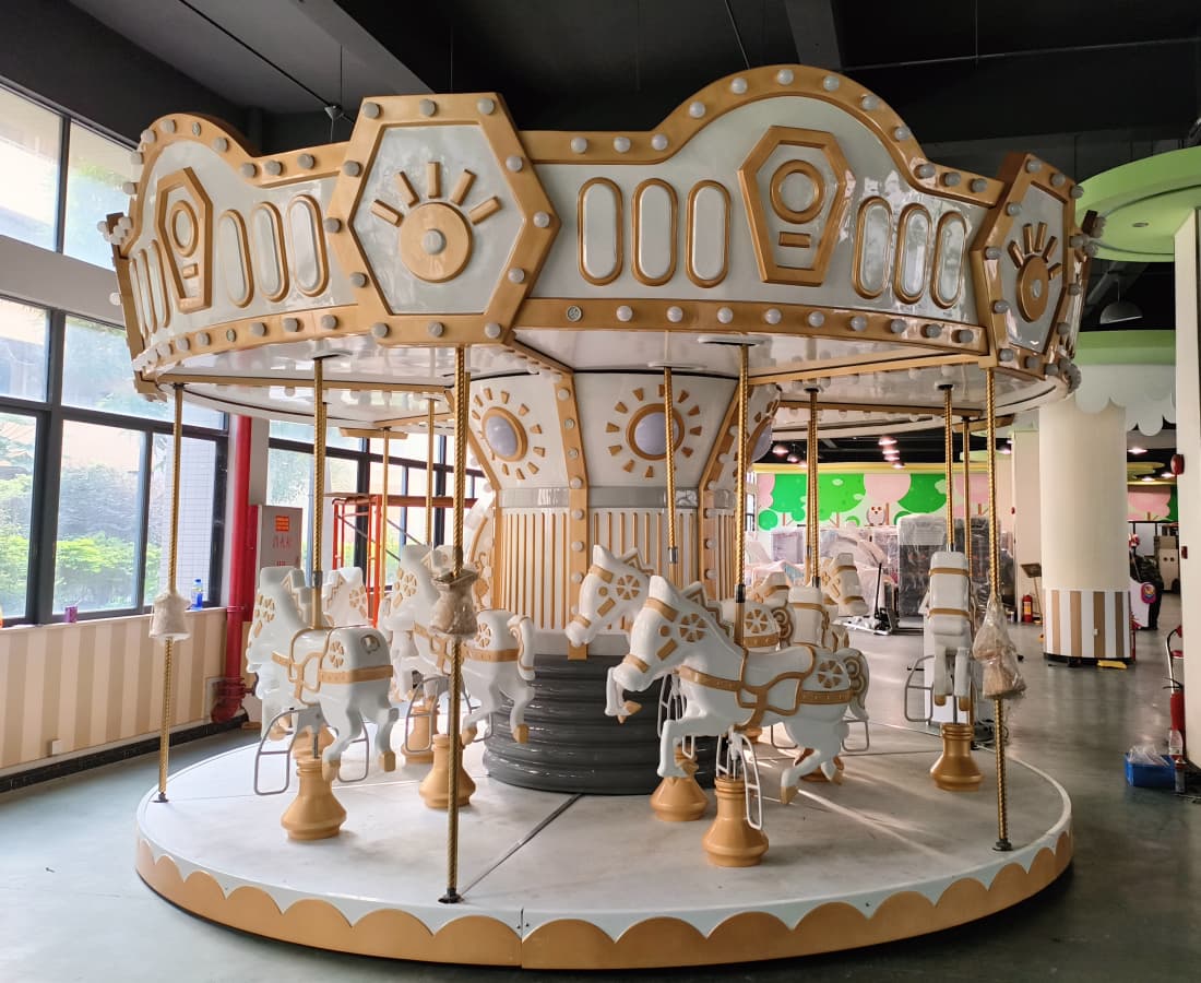 12P Earl Carousel dipamerkan di bilik pameran tertutup SUNHONG, merry go round klasik untuk dijual