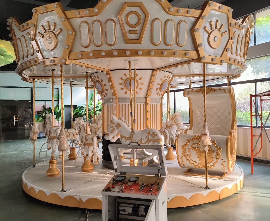 Karusel Earl 12P di bilik pameran SUNHONG dengan panel kawalan di hadapan, karusel dalaman merry go round