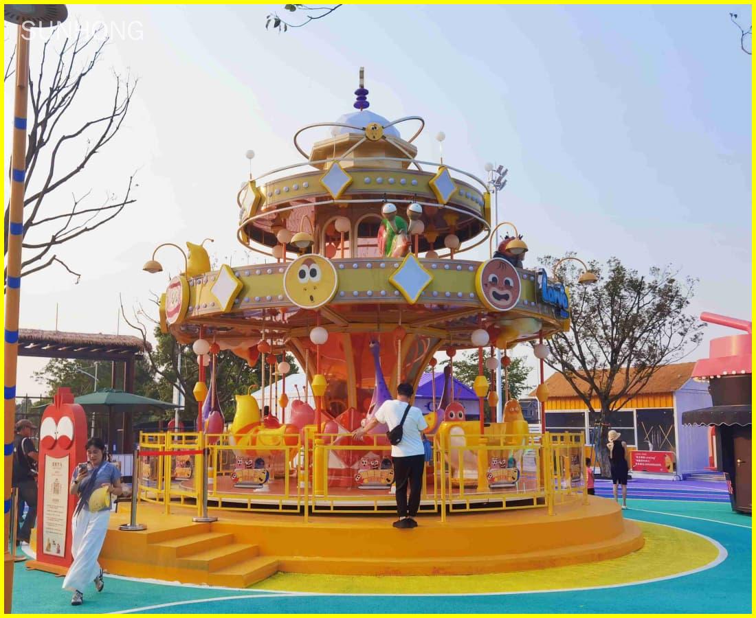 Carrossel de larvas colorido de dois andares em um parque de diversões. - SUNHONG