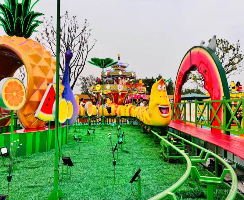 Manège chenille sur le thème des fruits, proposé par Larva IP, dans un parc d'attractions couvert de Hangzhou. Mini-montagnes russes à vendre pour projets de loisirs familiaux. - SUNHONG