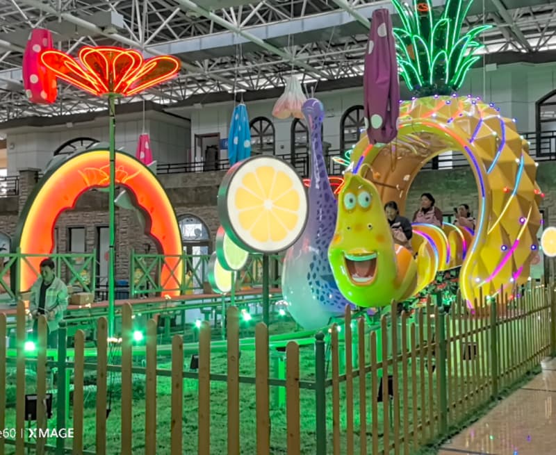 Manège chenille coloré sur le thème des fruits dans un parc d'attractions couvert au Vietnam. Mini montagnes russes à vendre pour les espaces de loisirs familiaux intérieurs. - SUNHONG