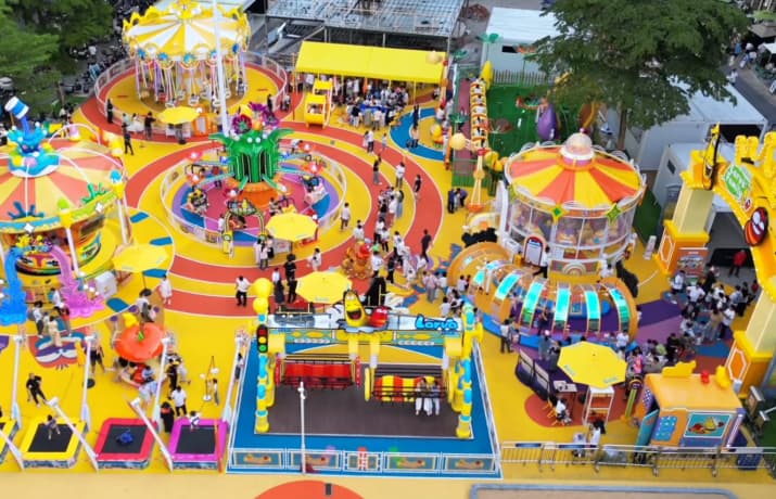 Vista aérea de un colorido parque temático de un centro comercial. - SUNHONG