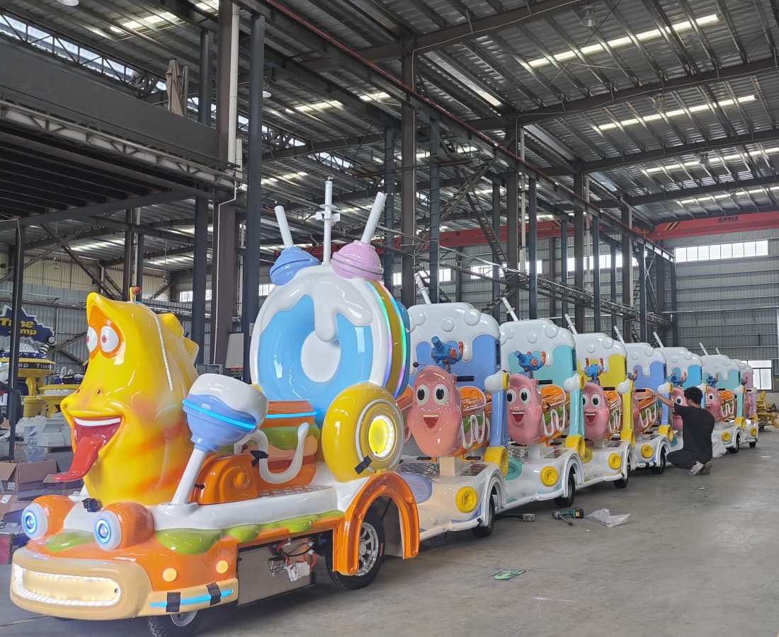 Juruteknik SUNHONG melaraskan tempat duduk kereta api tanpa jejak Larva Renjer untuk dijual di dalam bengkel pengeluaran — pemeriksaan kualiti sedang dijalankan. - SUNHONG