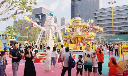 Parque de diversões lotado de 6.000 m² no Vietnã, com um trampolim SUNHONG à esquerda e um carrossel com tema de larvas à direita - SUNHONG