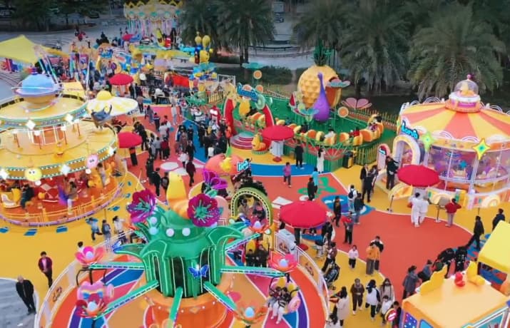 Atracciones coloridas y multitudes en el parque temático Larva. - SUNHONG