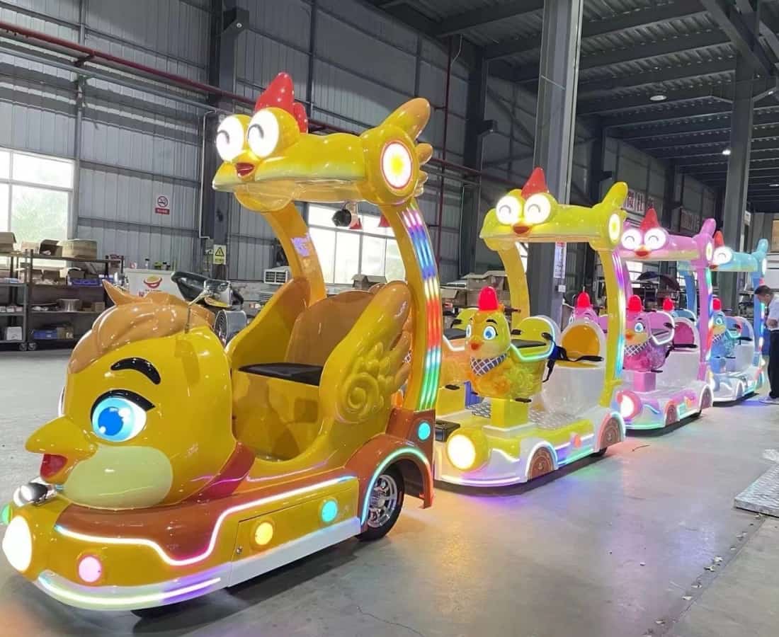 قطار SUNHONG بدون قضبان، بتصميم مستوحى من الدجاج، مزود بإضاءة LED ملونة، مصمم خصيصًا لترفيه المتنزهات الترفيهية ومناطق الجذب العائلية - SUNHONG