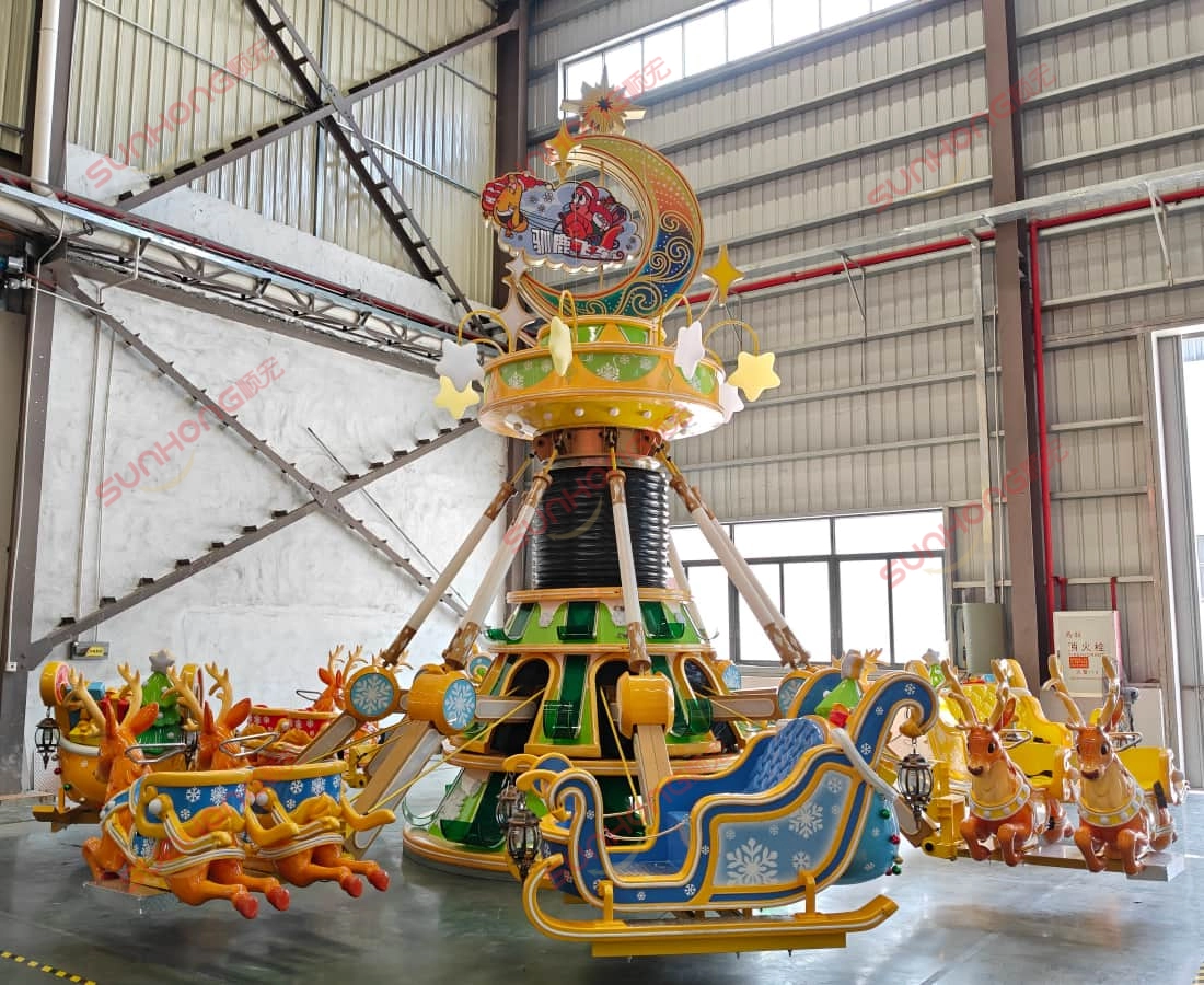 christmas-reindeer-sleigh-amusement-ride-theme-park.jpg - SUNHONG 圣诞主题游乐设施,设有驯鹿造型的车辆和雪橇车,置身于充满节日气氛的主题公园中。——SUNHONG