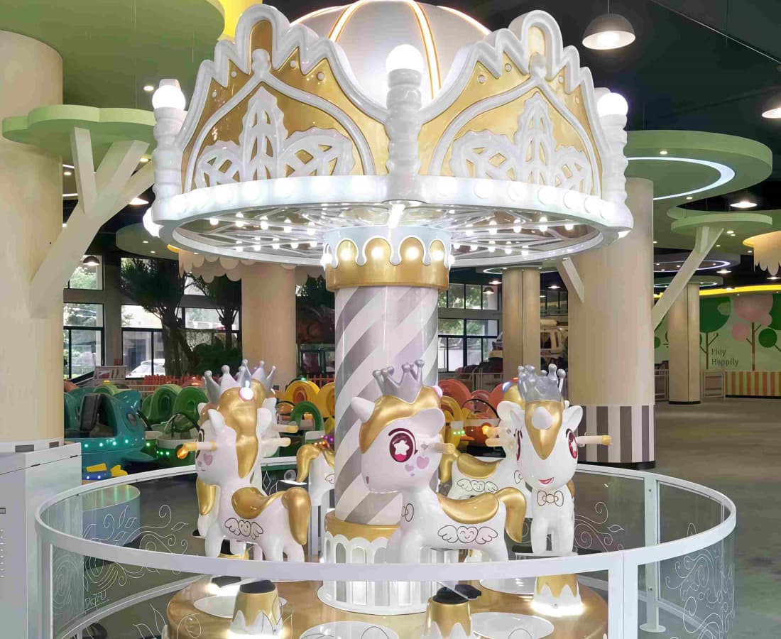 Karusel dengan unicorn emas, perjalanan karusel kecil untuk dijual.