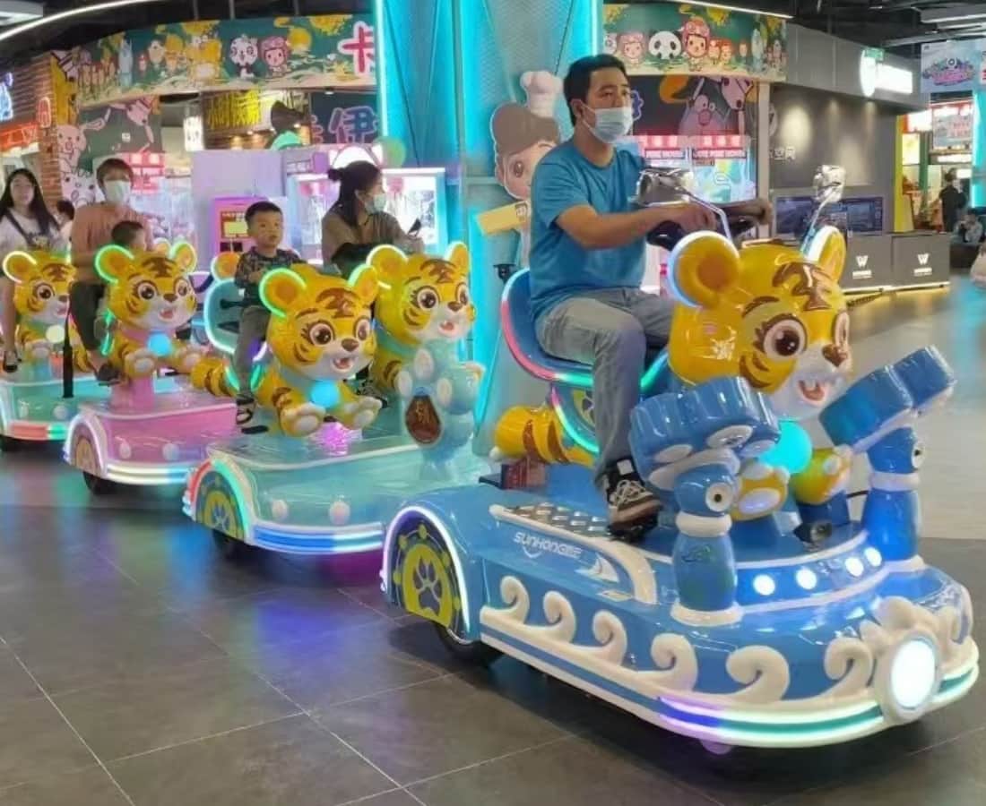 Tigger trackless mall train ride in shopping mall with tiger-themed design - SUNHONG