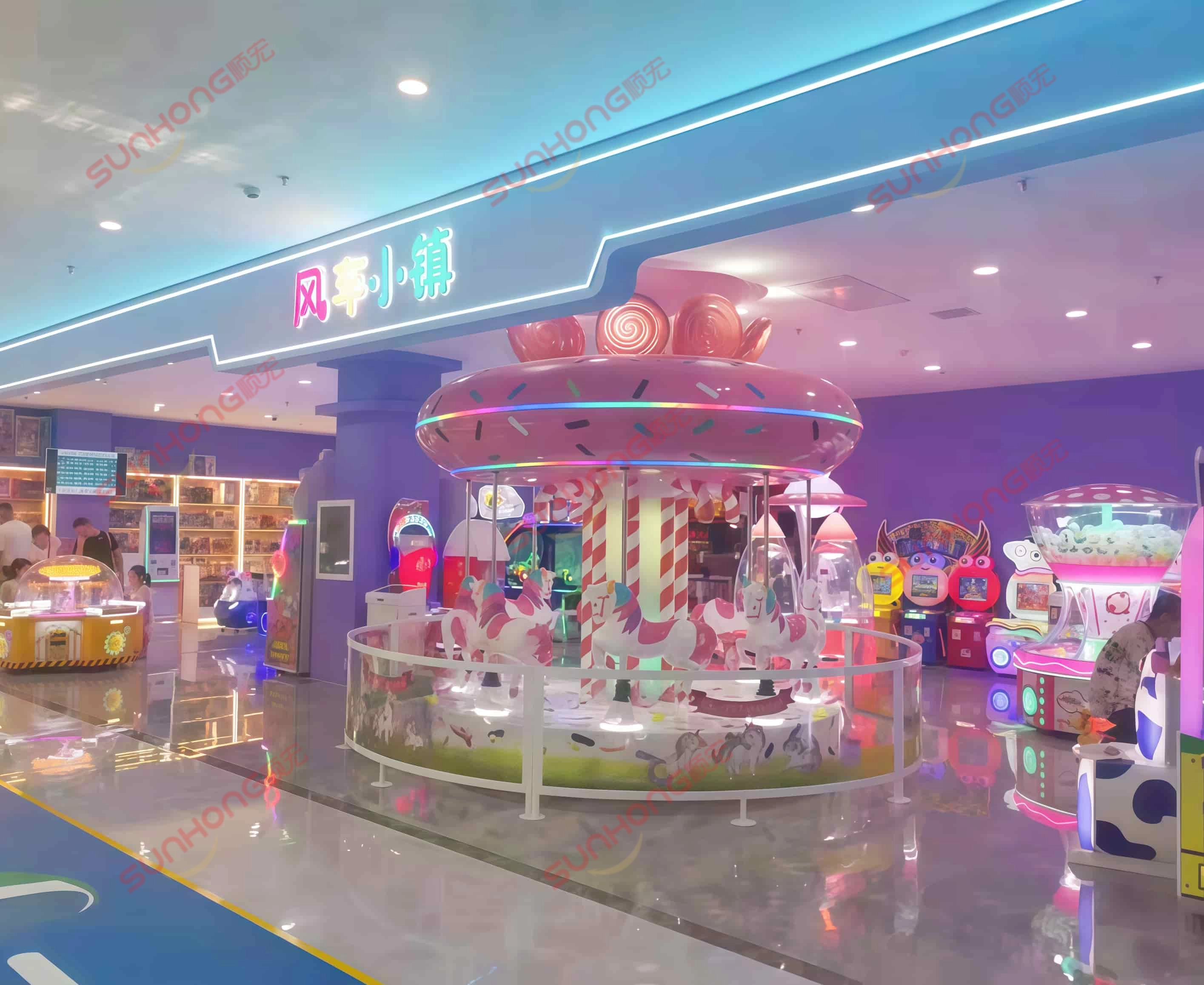 Carrossel dos sonhos com 8 lugares, carrossel, brinquedo de diversão indoor, crianças brincando - SUNHONG Carrossel Dream Carousel com 8 lugares à venda instalado em playground interno para diversão das crianças - SUNHONG
