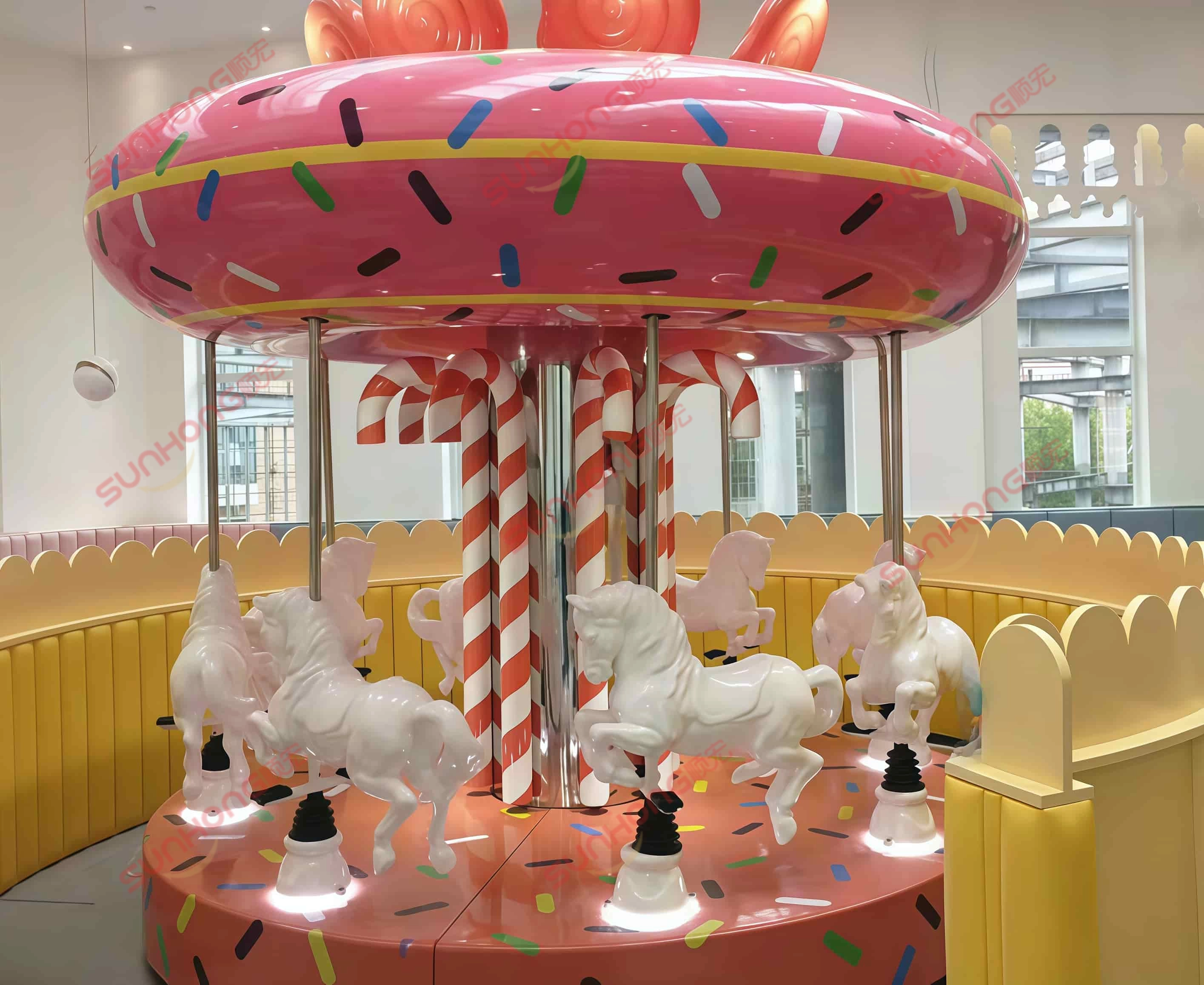 Carrossel dos sonhos com 8 lugares, carrossel, passeio, parque de diversões coberto - SUNHONG Carrossel Dream Carousel com 8 lugares para venda instalado em parque de diversões coberto - SUNHONG