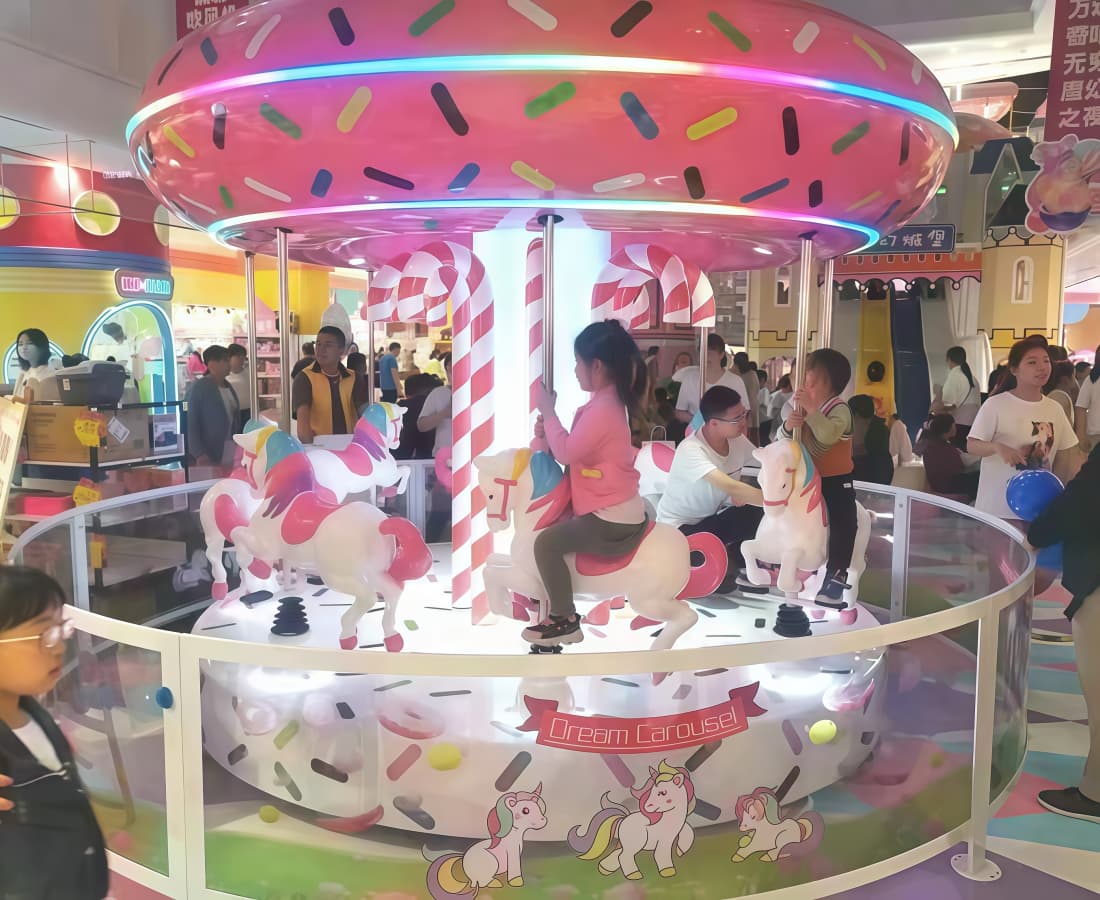 Kanak-kanak menikmati 8-tempat duduk-mimpi-karousel-merry-go-round-ride.