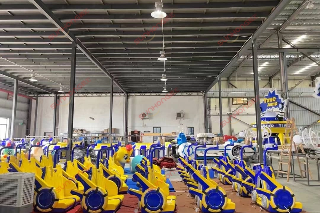 Vários componentes do brinquedo de salto múltiplo armazenados na oficina de produção da SUNHONG Muitos componentes do Time Jump Ride armazenados na oficina de produção da SUNHONG