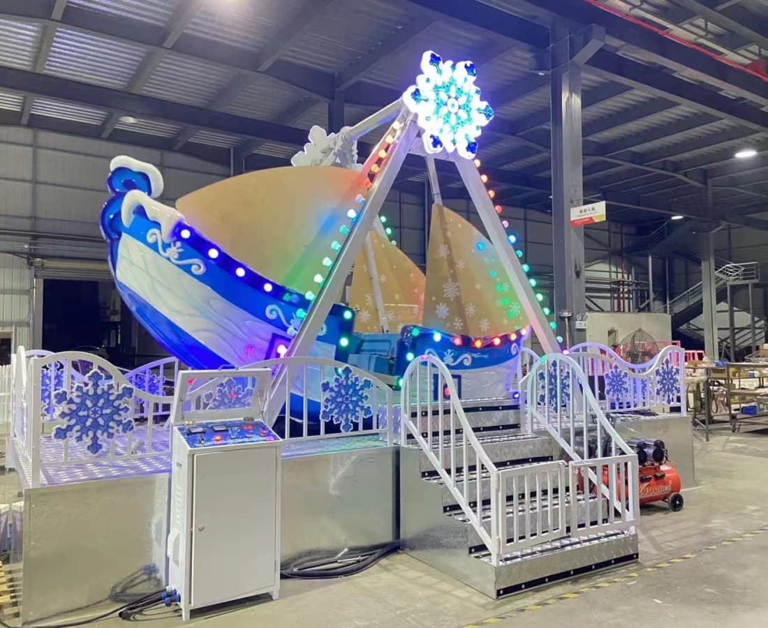 Vista frontal del mini barco pirata para niños, completamente ensamblado en el taller de fábrica - SUNHONG
