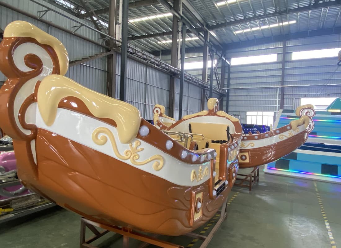 Paseo en barco pirata para toda la familia, ideal para niños, con imágenes de temática de hielo.