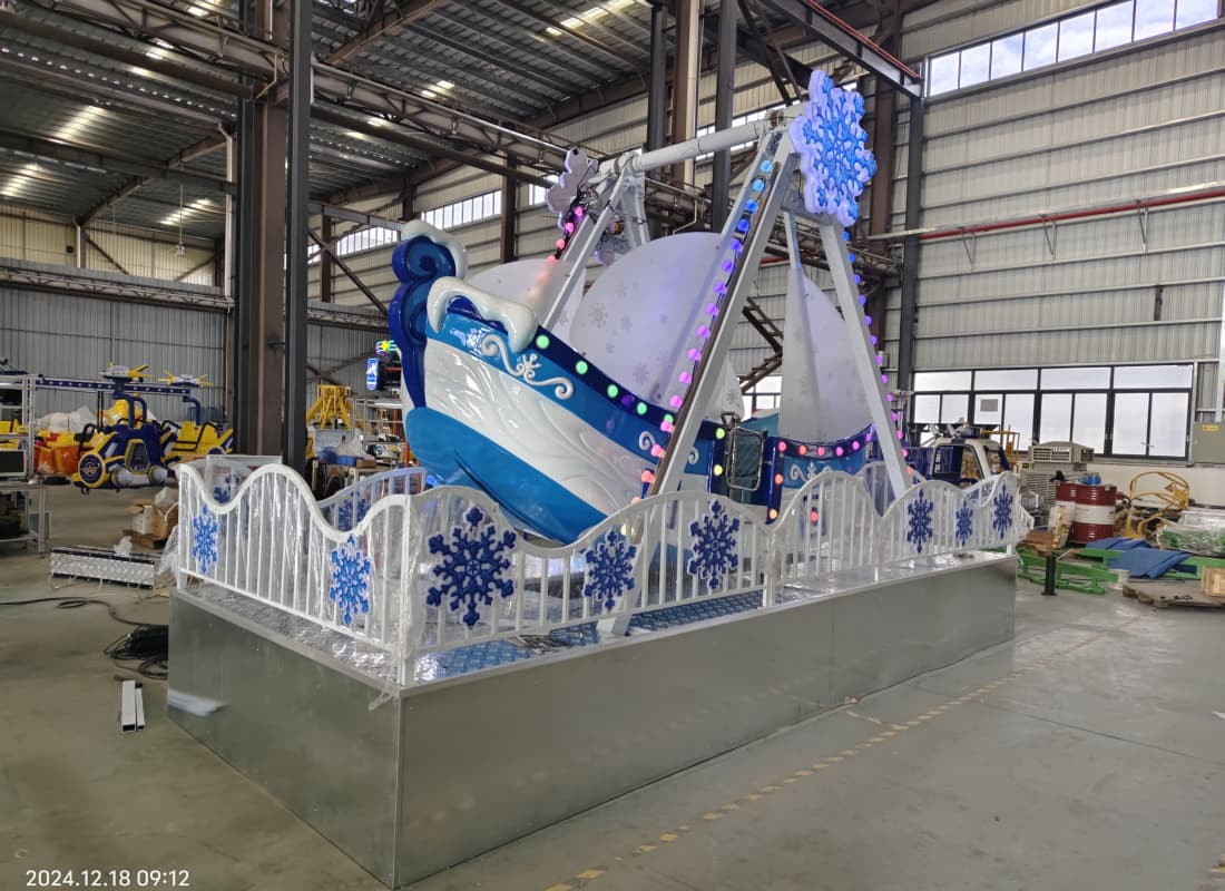 Vista frontal del increíble paseo en barco pirata de hielo para parques de atracciones y carnavales