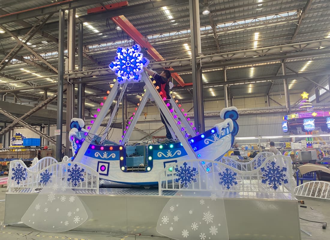 Increíble paseo en barco pirata de hielo durante el ensamblaje en fábrica: paseo en barco pirata oscilante con luces LED y diseño con temática invernal