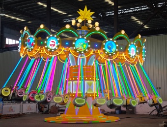 Fabricante de equipamentos de diversão testa o brinquedo Larva Flying Chair em sua oficina na fábrica - SUNHONG