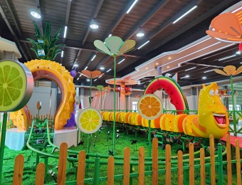 Fabricante de equipamentos de diversão, mini montanha-russa com tema de larva para crianças, produzida pela fábrica SUNHONG.