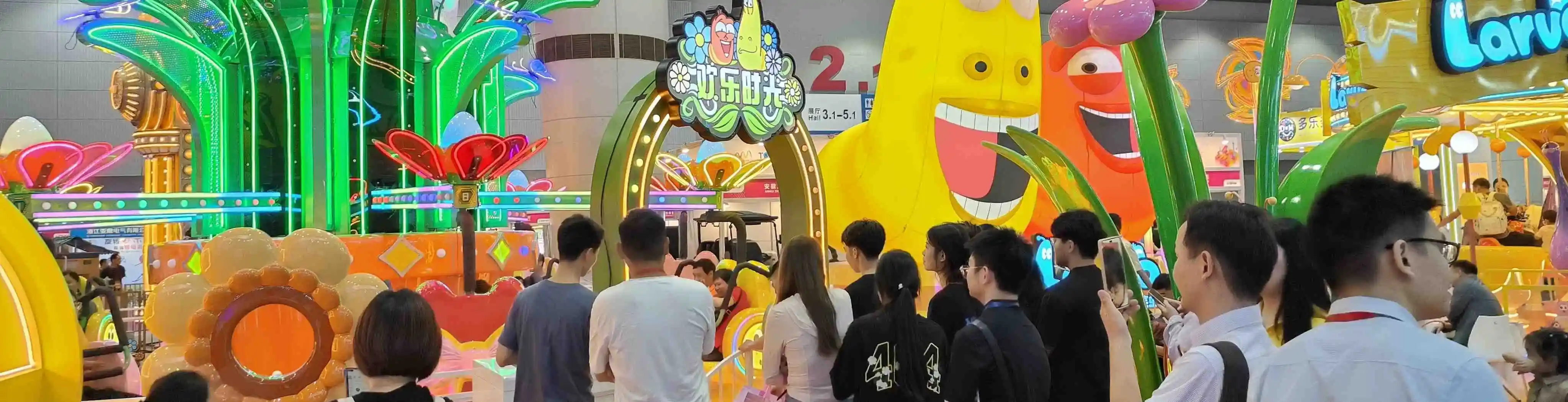 SUNHONG atrai visitantes na exposição IAAPA, exibindo brinquedos coloridos de parques de diversão, ideais para compradores que desejam comprar brinquedos de parques de diversão. - SUNHONG